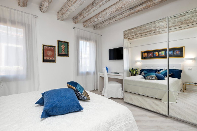 Biennale 1 & 2 , Elegant Apartments 15 min walk from St Marks Square- VHA Collection, Venice, Italia