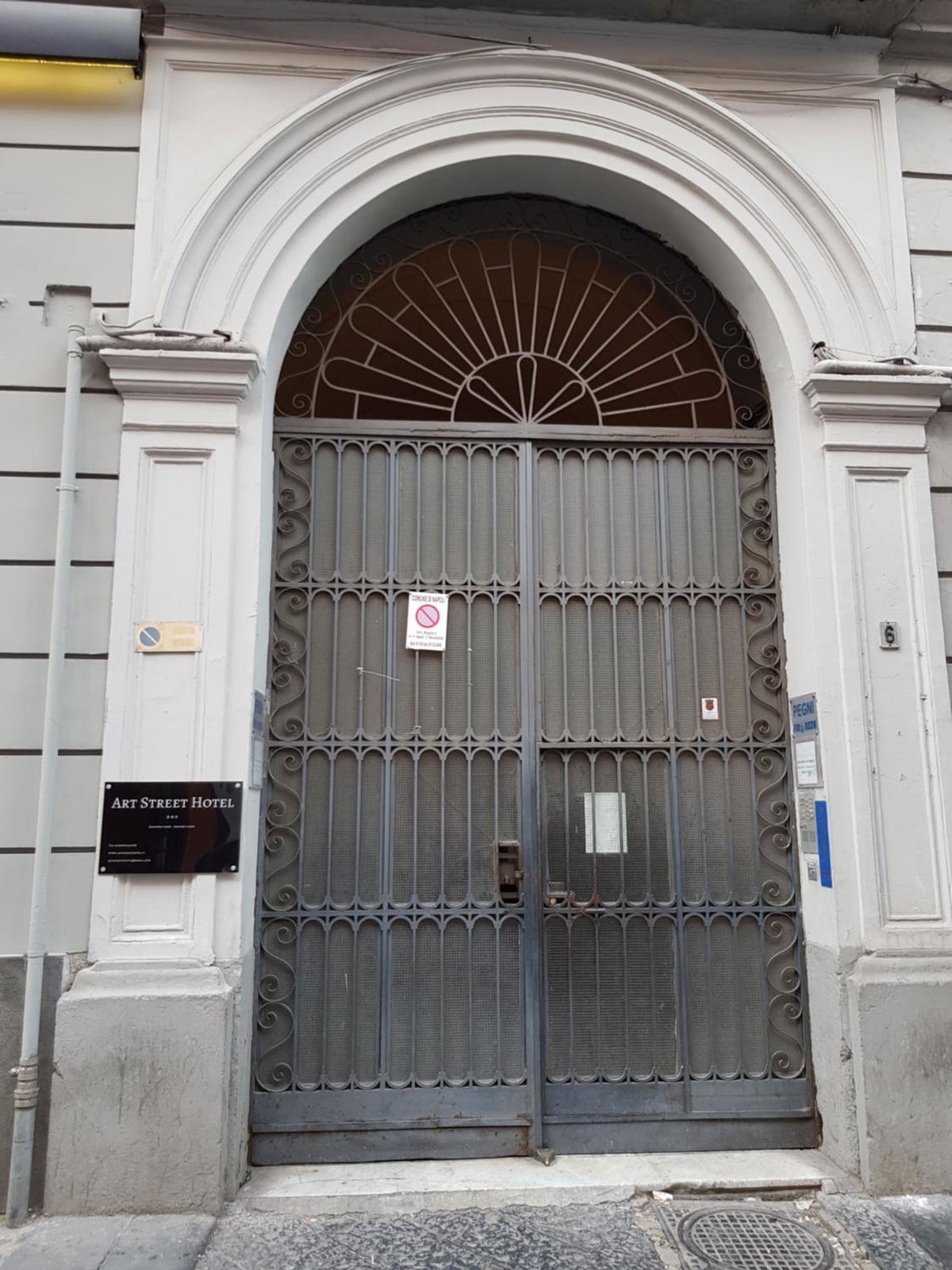 Отель · Art Street Hotel, Naples