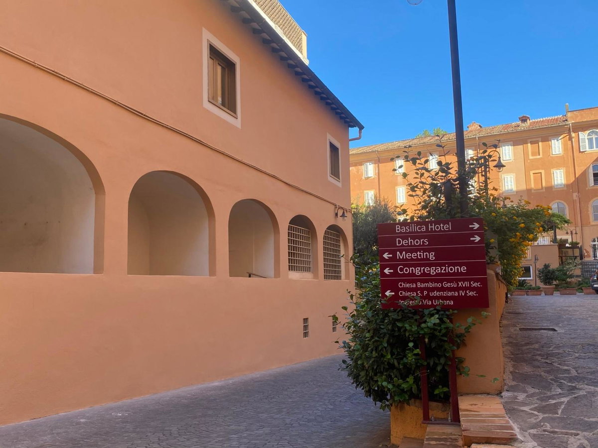 Отель · Basilica Hotel, Rome