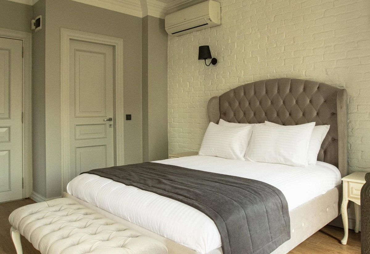 Louis Rooms, Turkey