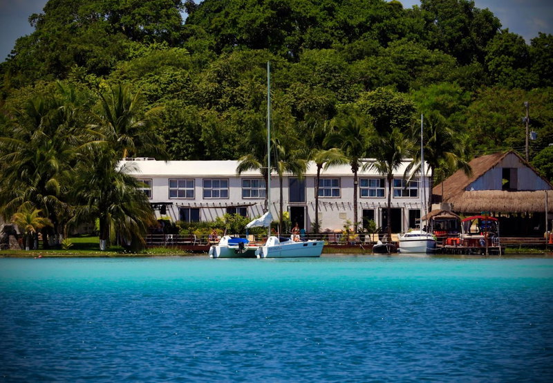 The Yak Lake House Hostal Bacalar - Front Lagoon, Bacalar, México