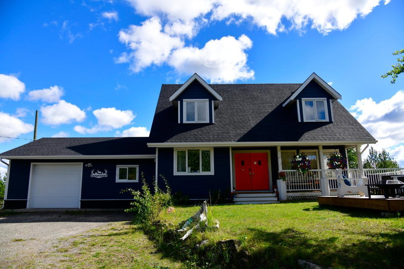 The Blue Cottage B&B, Seventy Mile, Canada