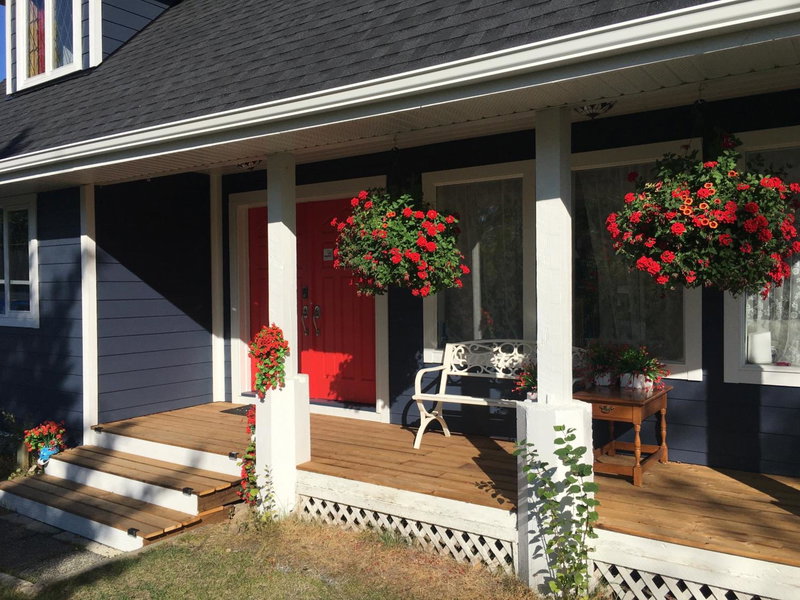 The Blue Cottage B&B, Seventy Mile, Canada