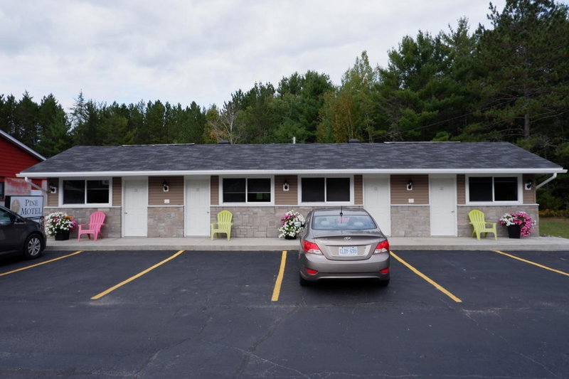 Pine Motel, Deep River, Canada