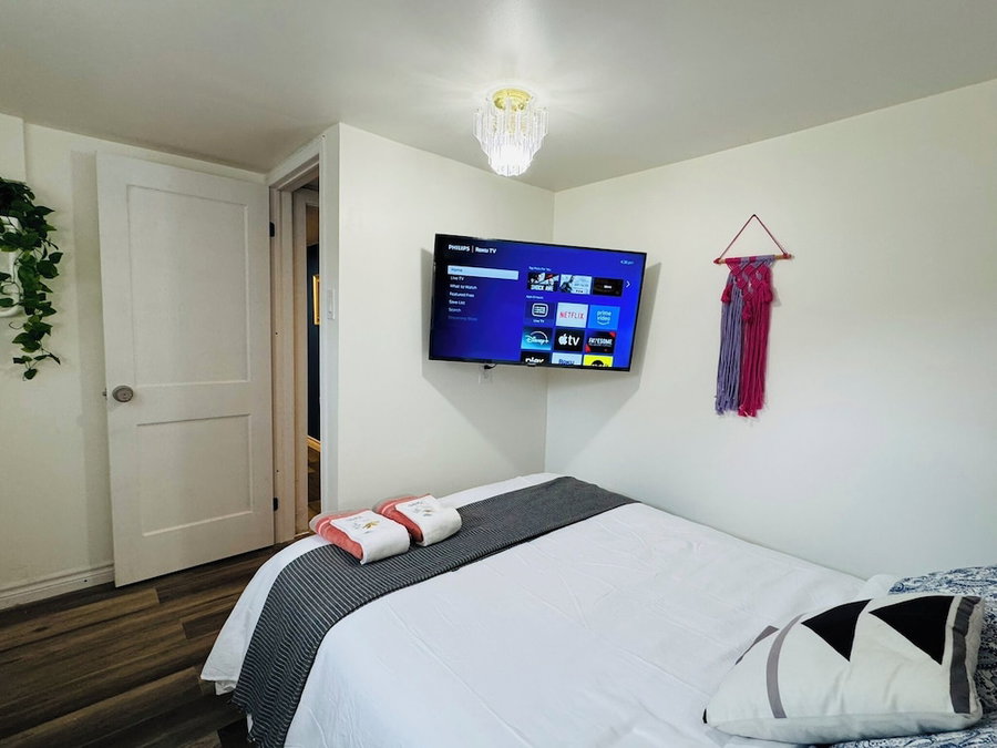 Sunrise BnB with Free Parking, Toronto, Канада