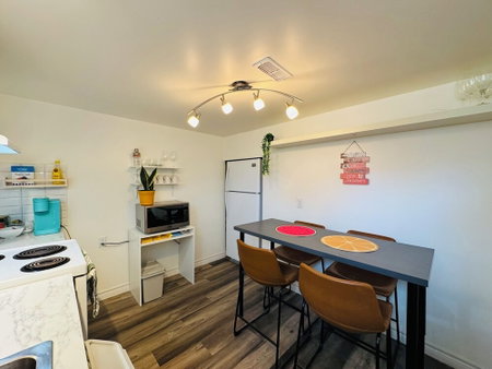 Sunrise BnB with Free Parking, Toronto, Канада