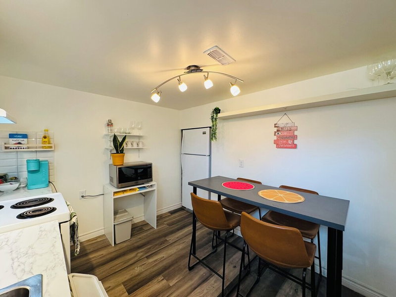 Sunrise BnB with Free Parking, Toronto, Канада