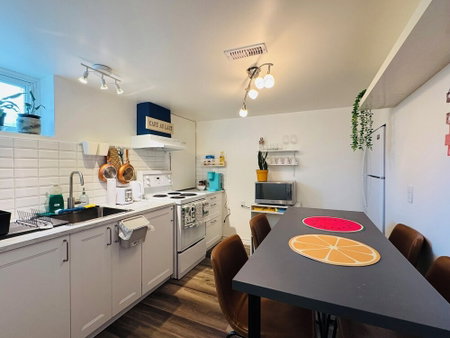 Sunrise BnB with Free Parking, Toronto, Канада