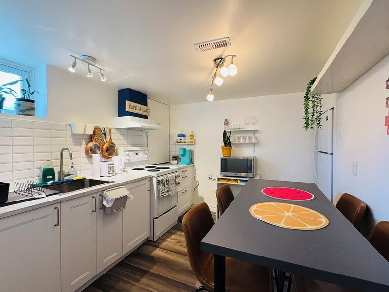 Sunrise BnB with Free Parking, Toronto, Канада