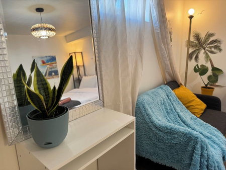 Sunrise BnB with Free Parking, Toronto, Канада