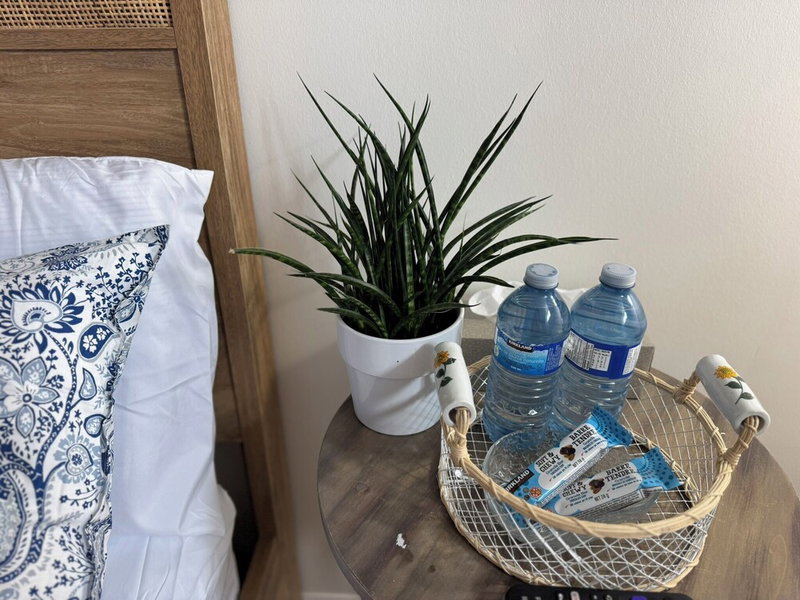 Sunrise BnB with Free Parking, Toronto, Канада