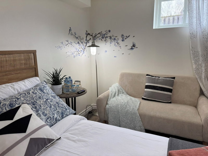 Sunrise BnB with Free Parking, Toronto, Канада