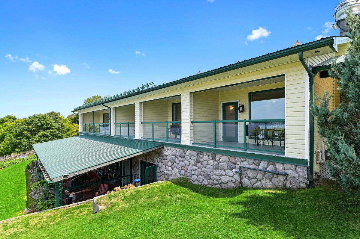 Hotel · Baptiste Lake Lodge, Harcourt