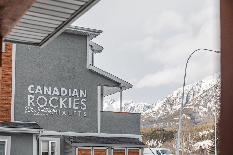 Canadian Rockies Chalets by Trilink - 2 & 3 Bedroom Condos - Self Check-In - Walking Distance to Downtown - Free Parking - Pet-Friendly - No AC, Canmore, Canada