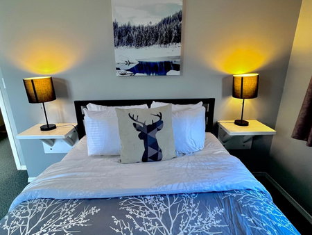 Canadian Rockies Chalets by Trilink - 2 & 3 Bedroom Condos - Self Check-In - Walking Distance to Downtown - Free Parking - Pet-Friendly - No AC, Canmore, Canada