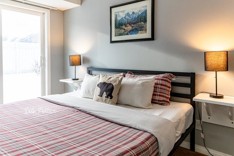 Canadian Rockies Chalets by Trilink - 2 & 3 Bedroom Condos - Self Check-In - Walking Distance to Downtown - Free Parking - Pet-Friendly - No AC, Canmore, Canada