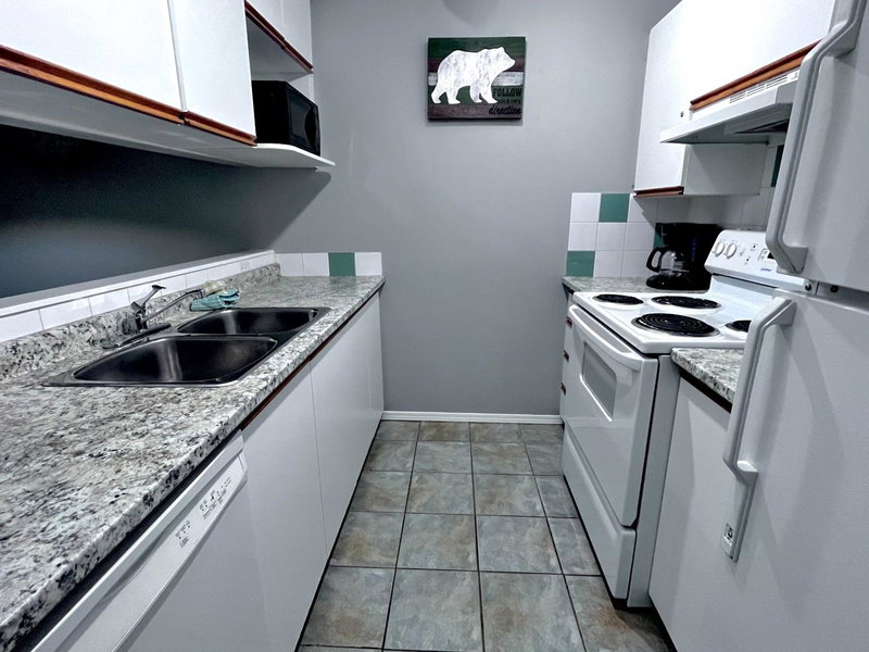 Canadian Rockies Chalets by Trilink - 2 & 3 Bedroom Condos - Self Check-In - Walking Distance to Downtown - Free Parking - Pet-Friendly - No AC, Canmore, Canada
