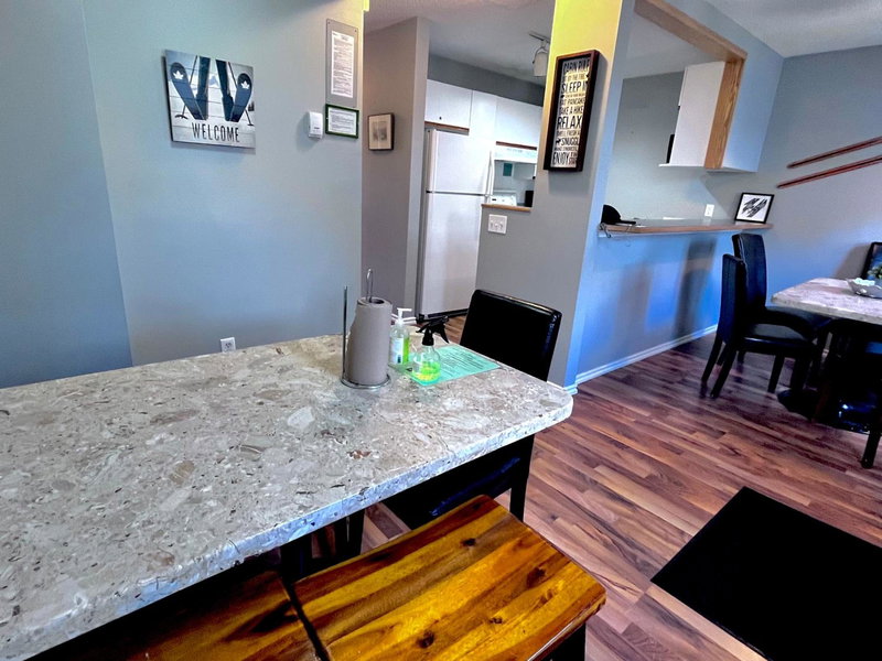 Canadian Rockies Chalets by Trilink - 2 & 3 Bedroom Condos - Self Check-In - Walking Distance to Downtown - Free Parking - Pet-Friendly - No AC, Canmore, Canada