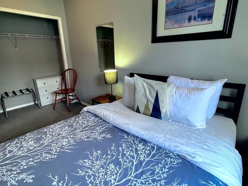 Canadian Rockies Chalets by Trilink - 2 & 3 Bedroom Condos - Self Check-In - Walking Distance to Downtown - Free Parking - Pet-Friendly - No AC, Canmore, Canada