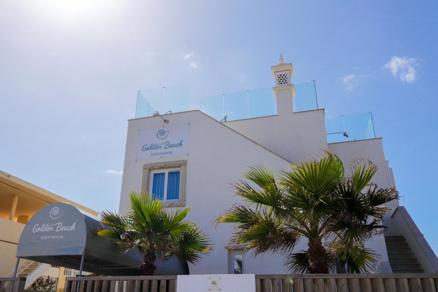 Golden Beach Guest House & Rooftop Bar, Faro, Португалия