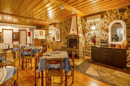 Hotel PARALIAKO Kyparissi, Kyparíssion, Greece
