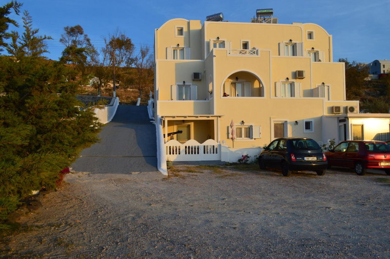 Kiklamino Sunset Studios, Oia, Greece