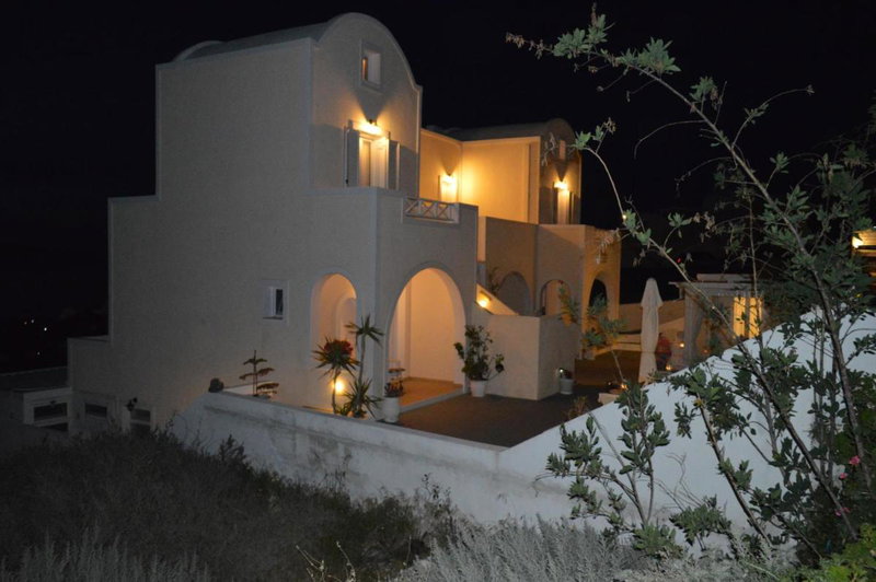 Kiklamino Sunset Studios, Oia, Greece