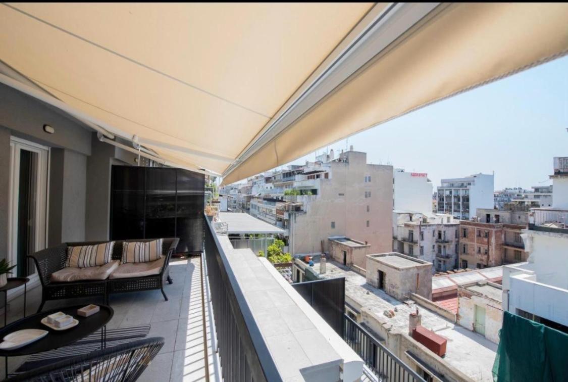 The Caravan Apartments, Grèce