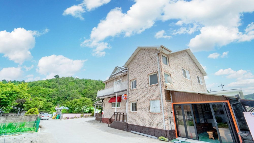Отель · Samcheok Dasarang Pension, Samcheok