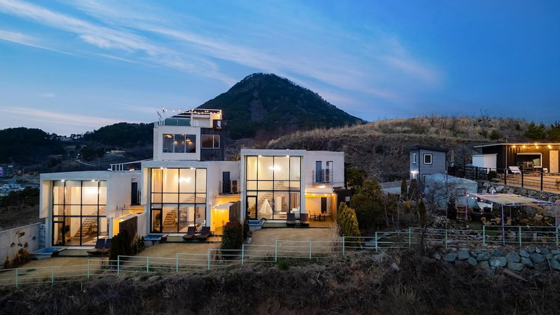 Geojedo Raonhiljo Pollvilla Pension, Geoje, Corée du Sud