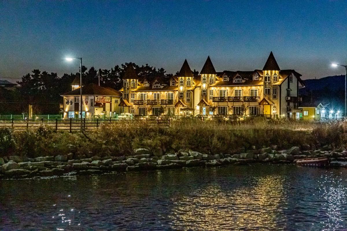 Hotel · Santa Beach Pension, Gangneung