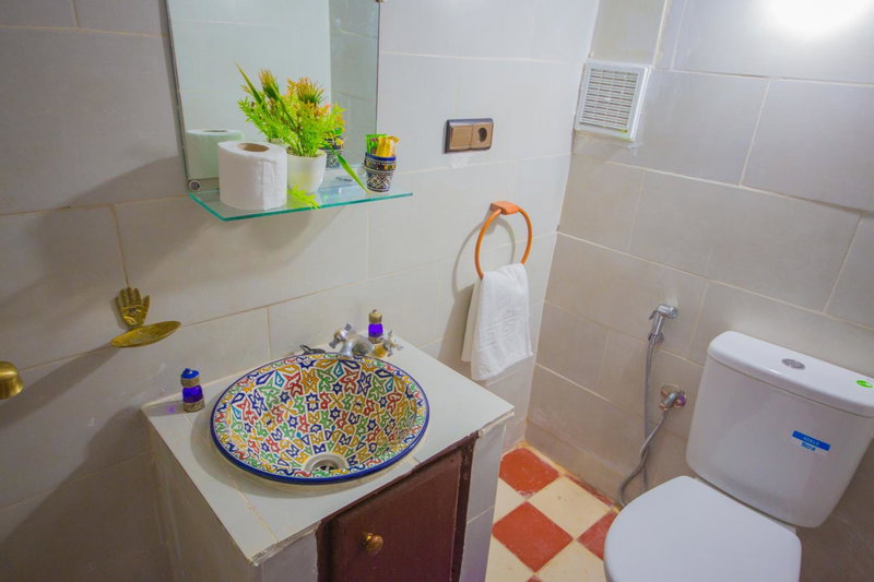 Riad Basma Fes - Brand New Bathrooms & AC, Fès, Morocco