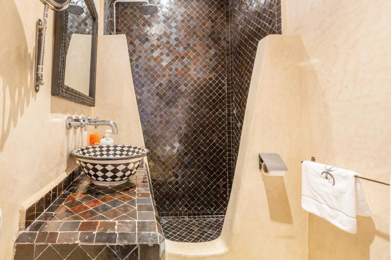 "LE 21", EXCLUSIVE LUXURY DUPLEX 400m FROM JEMAA EL FNA PLACE -HAMMAM-JACUZZI-KOUTOUBIA VIEW-ROOF TERRACE -SPEED WIFI, Marrakech, Марокко