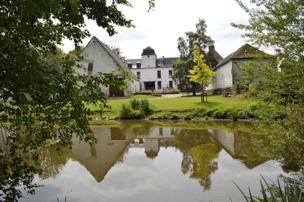 Hotel · Le Domaine Du Château Blanc à 10 minutes de Pairi Daiza, Jurbise