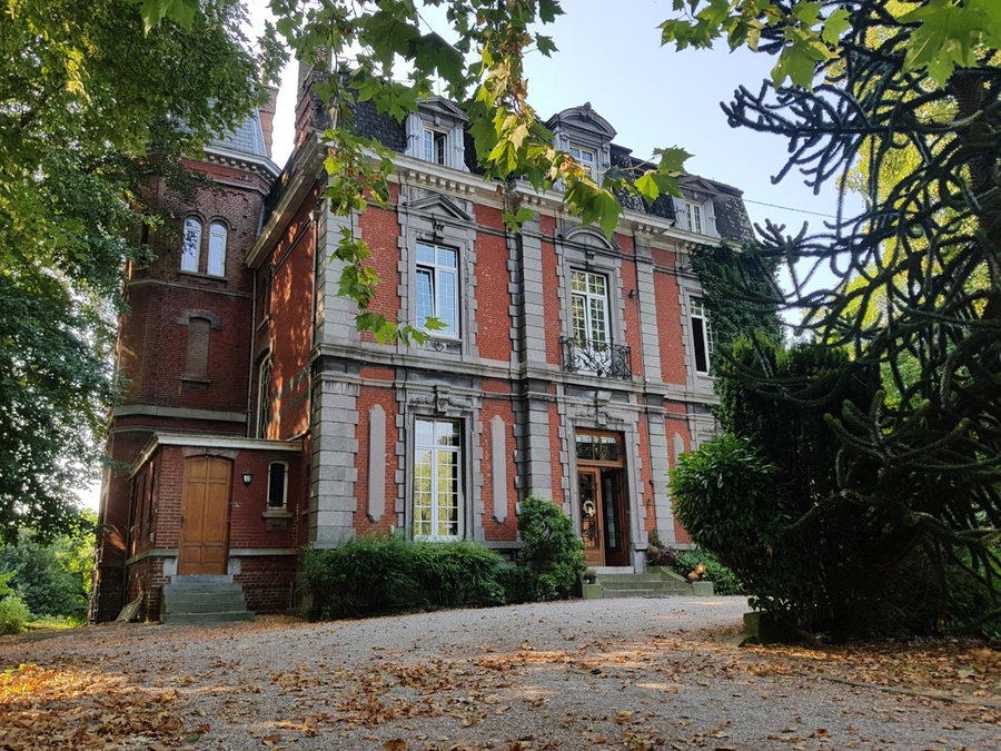 Château Lambert Moulinsart Hotel, shuttle airport, long term parking, snooker, large terrasse, dinner, breakfast, Charleroi, Bélgica