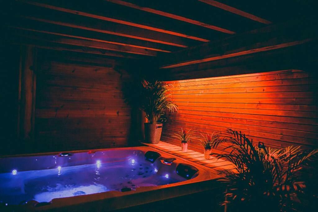Отель · Le Spa du Cabanon: Cabanon de luxe avec Spa entièrement privatif, Aye
