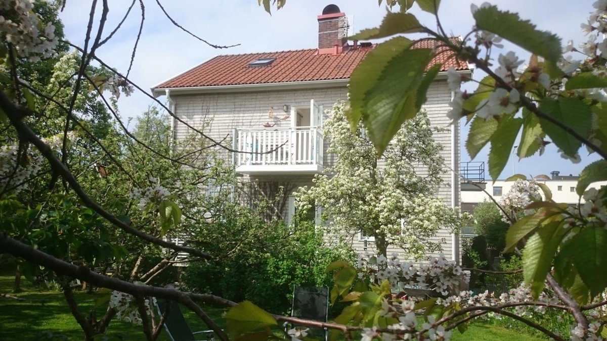 Ljust boende, egen ingång och trädgård i centrum, Schweden