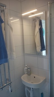 Ljust boende, egen ingång och trädgård i centrum, Varberg, Sweden