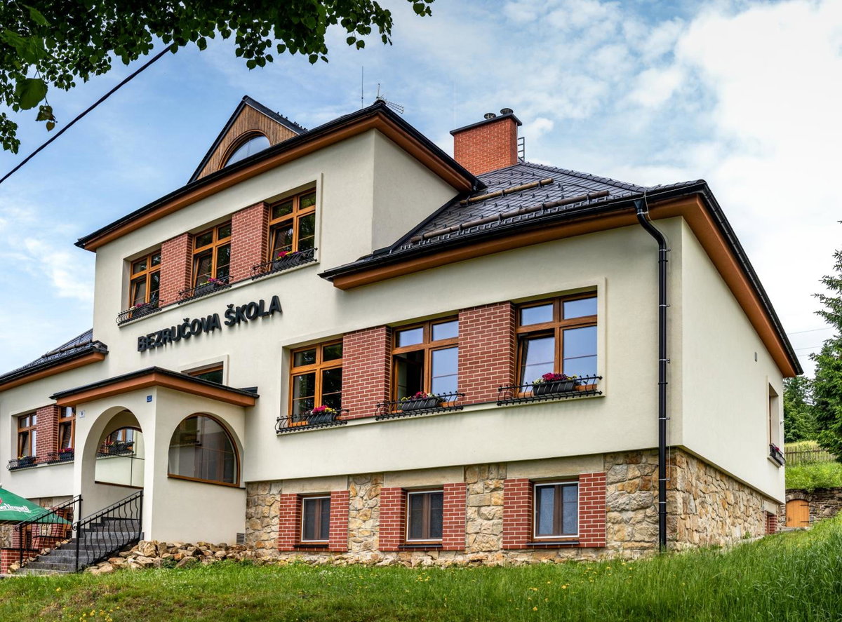 Hotel · Bezručova škola, Staré Hamry