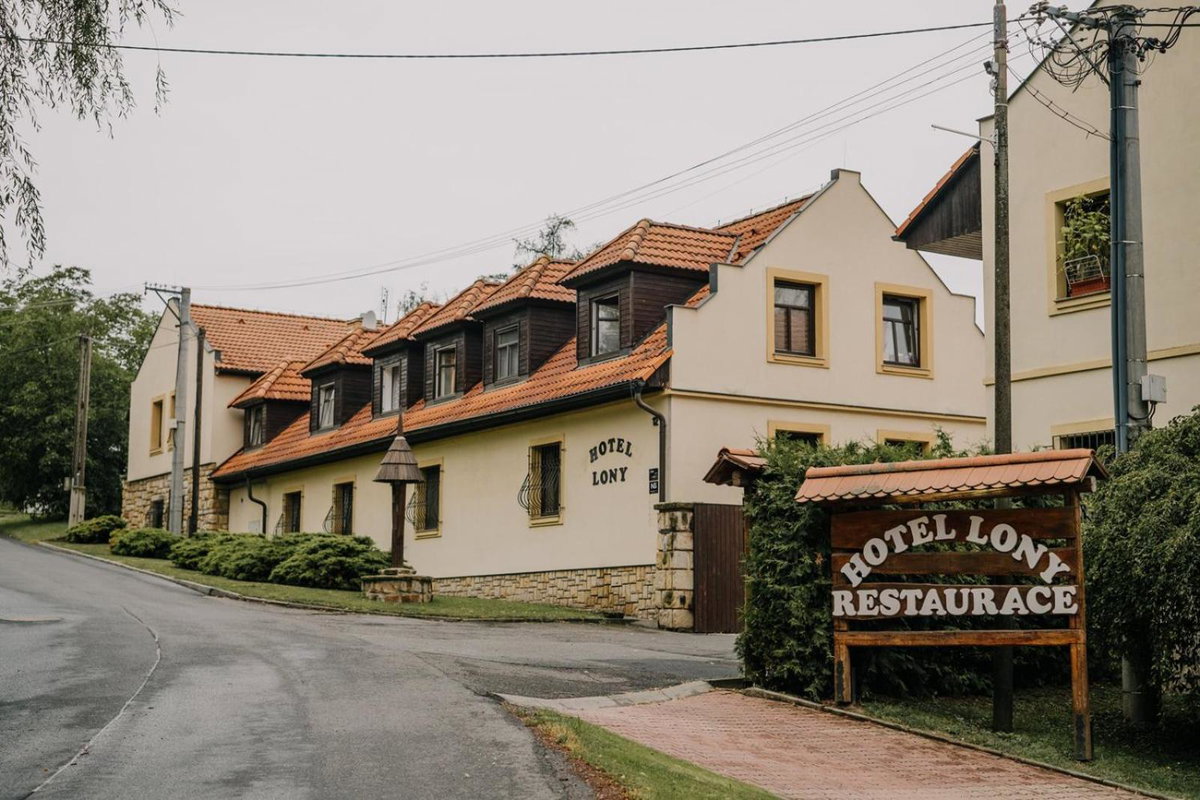 Hotel · Hotel Lony, Mochov