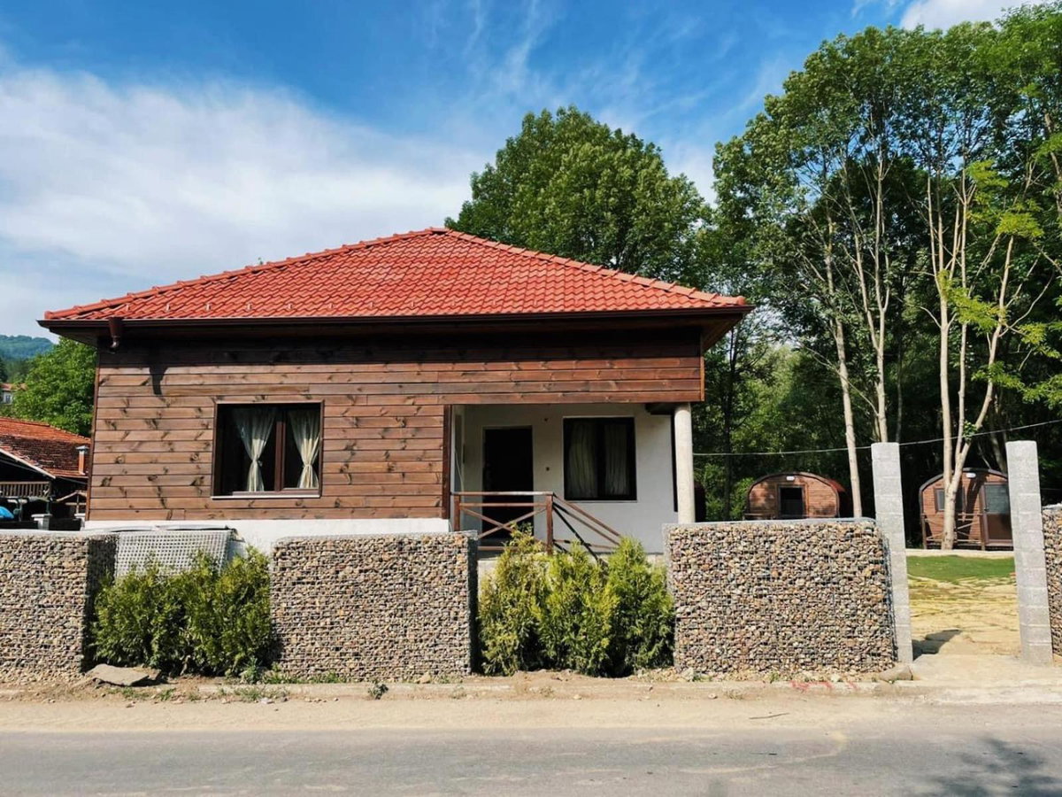 Hotel · Карамановите къщи, Apriltsi