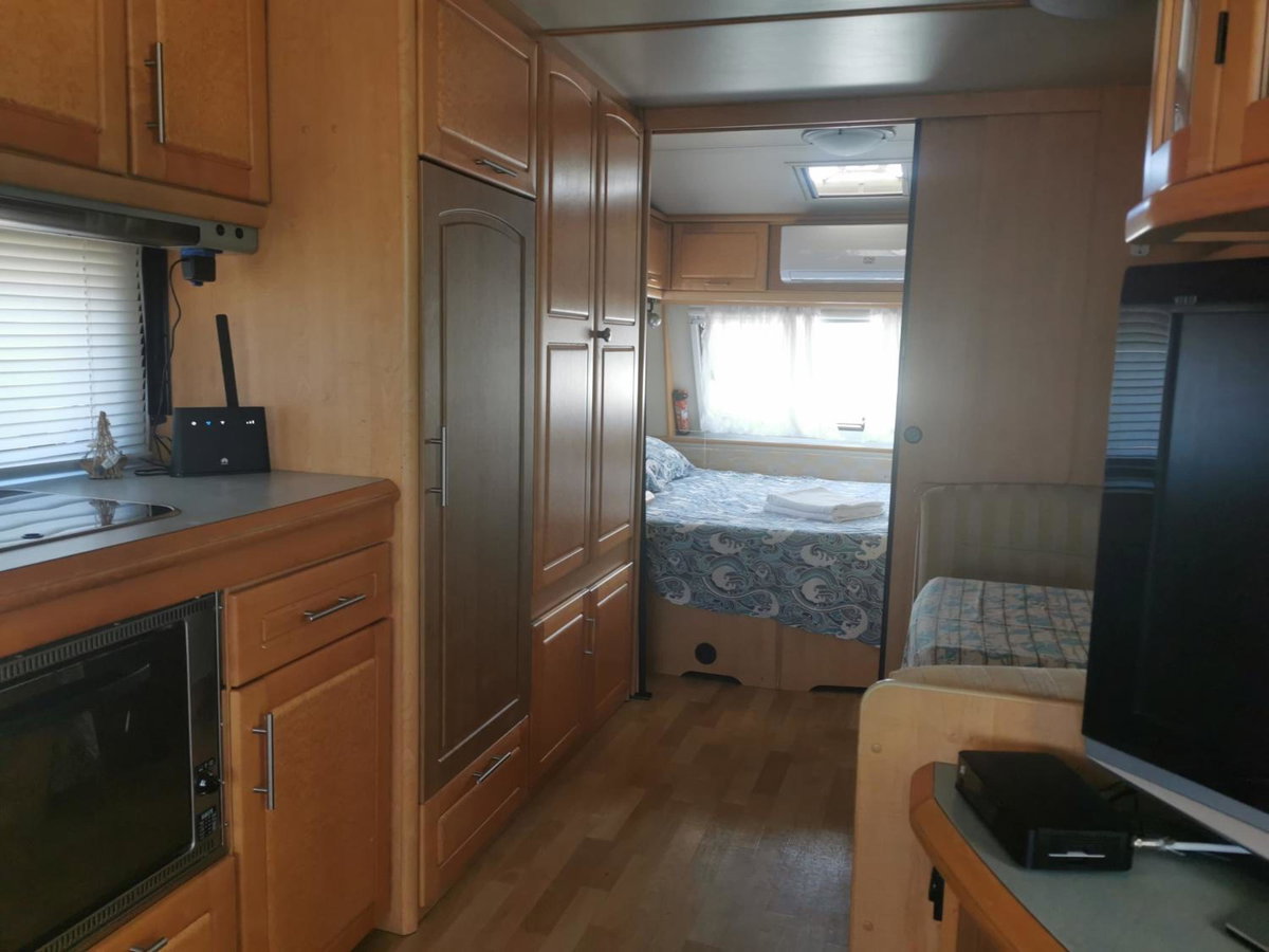 Hotel · Sea Caravan/Camper on the Beach, Kiten