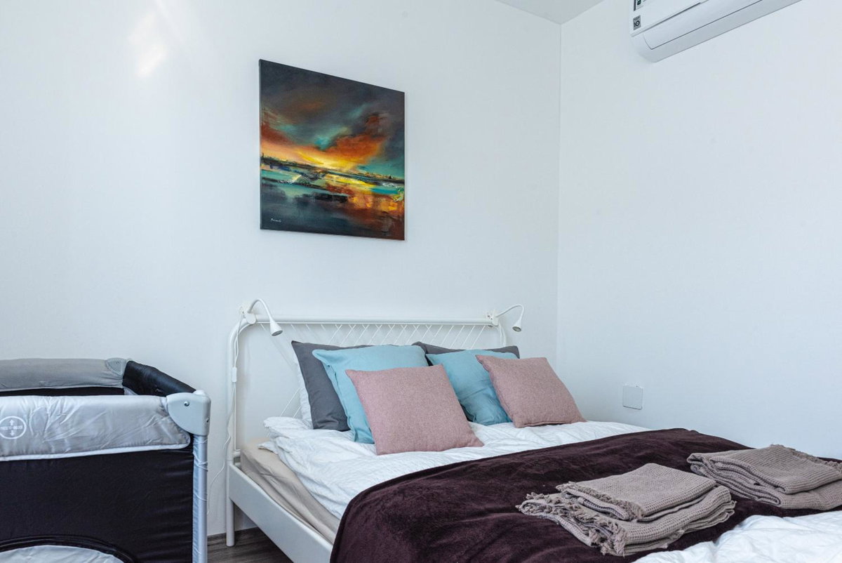 Amphora Luxury Apartment with FREE private Parking and cozy Balcony, Hungría