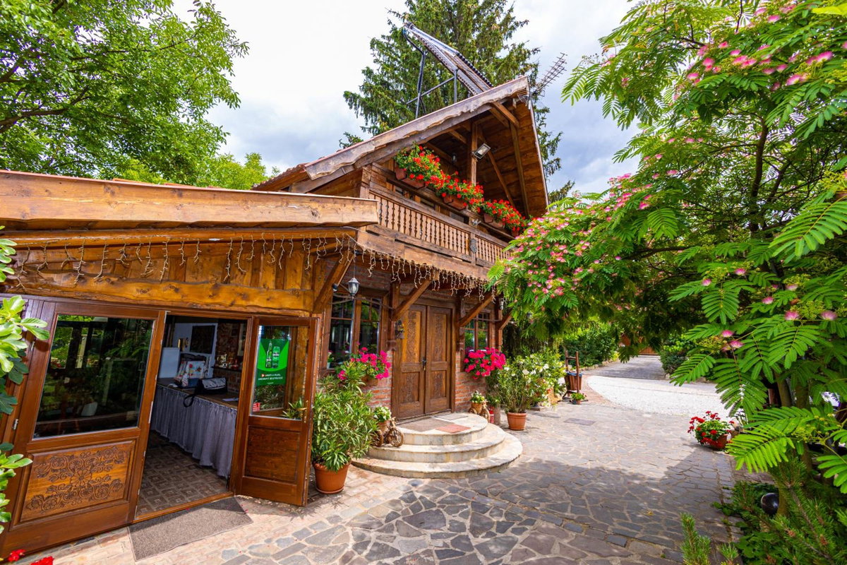 Tündérkert Apartman, Венгрия