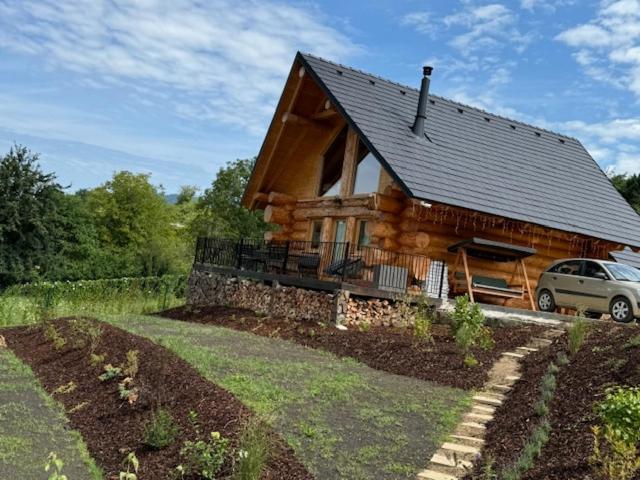 Hotel · Medveď, Vlk, Líška Zrubová rozprávka nad rybníkom, Kostolná Ves