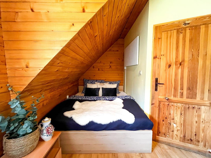 Medveď, Vlk, Líška Zrubová rozprávka nad rybníkom, Kostolná Ves, Slovakia