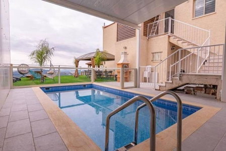 Blue lake luxury villa for families, ‘Ein el Asad, Israel