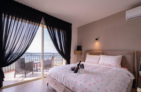 Blue lake luxury villa for families, ‘Ein el Asad, Israel