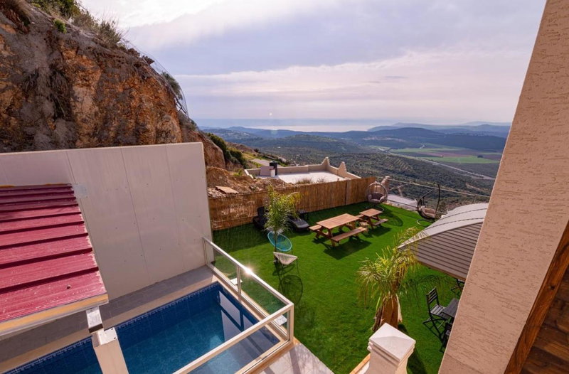 Blue lake luxury villa for families, ‘Ein el Asad, Israel