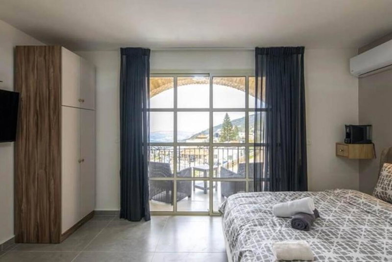 Blue lake luxury villa for families, ‘Ein el Asad, Israel